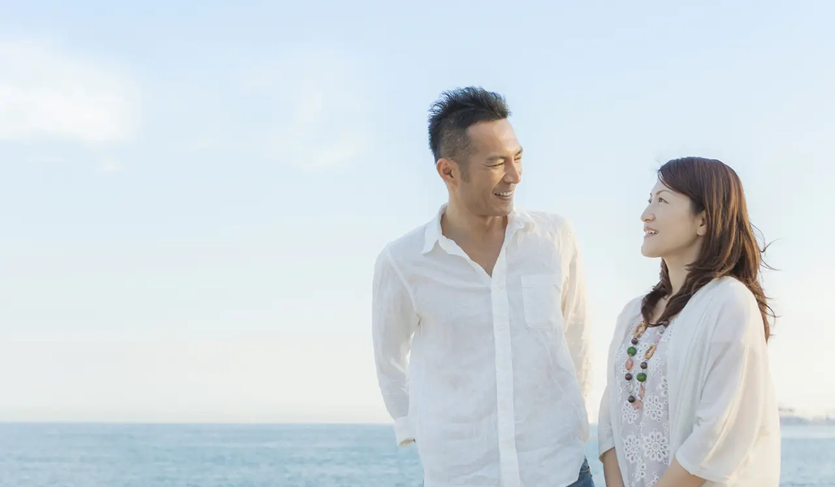 海辺で談笑する男女