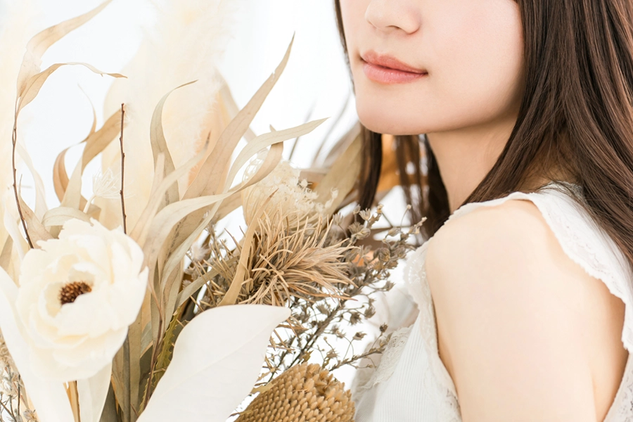 ドライフラワーのブーケを持つ女性