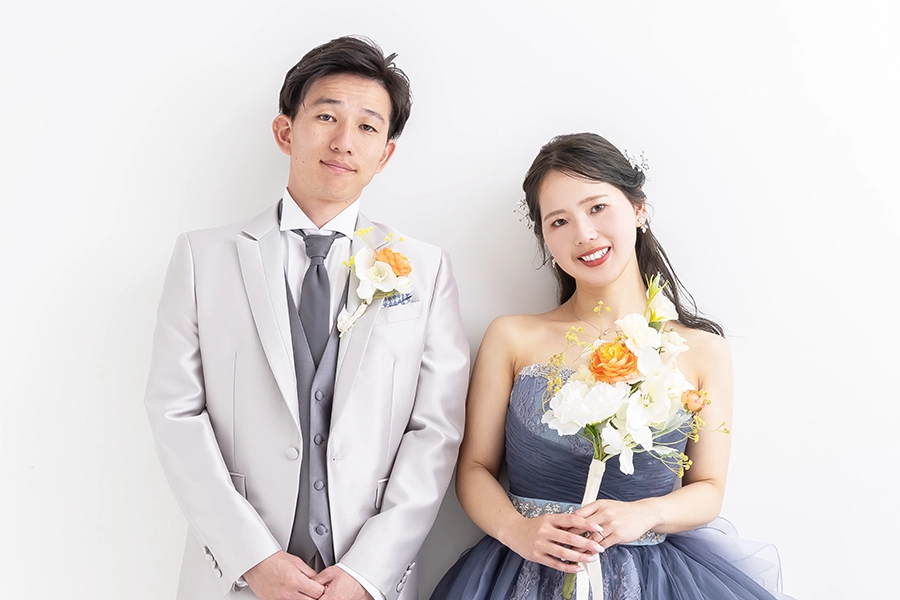 ブーケを手にした新郎新婦