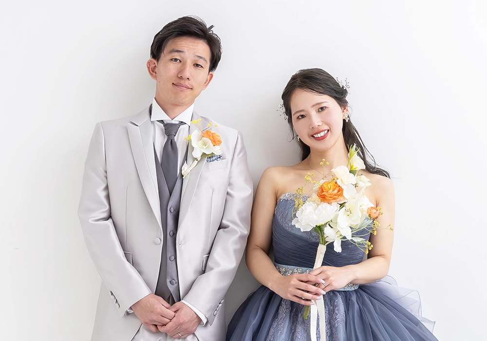 晴れやかな表情の新郎新婦