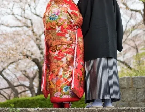 和服で並ぶ二人